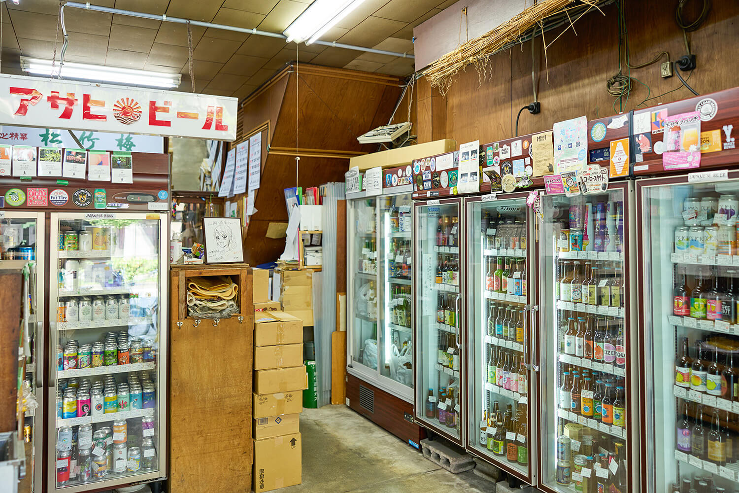 山岡酒店の店内